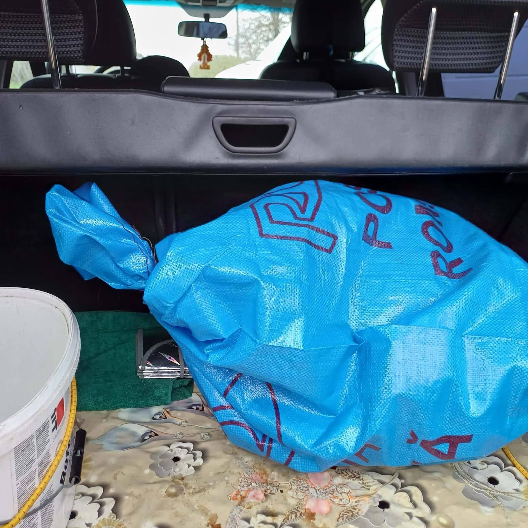 Kleiner Hund herzlos in einem zugeschnürten Plastiksack abgegeben